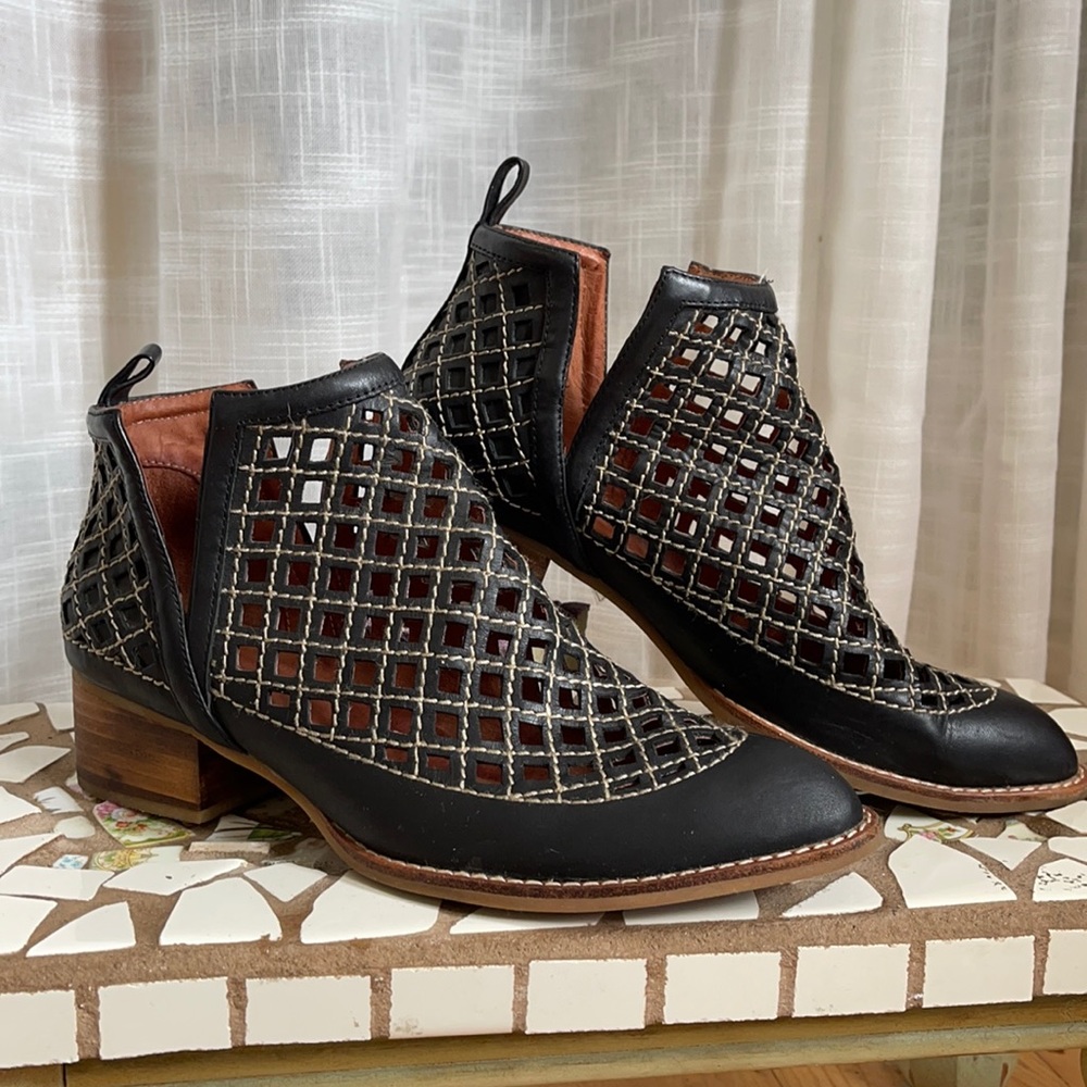 Jeffrey Campbell Taragat Booties Size 10